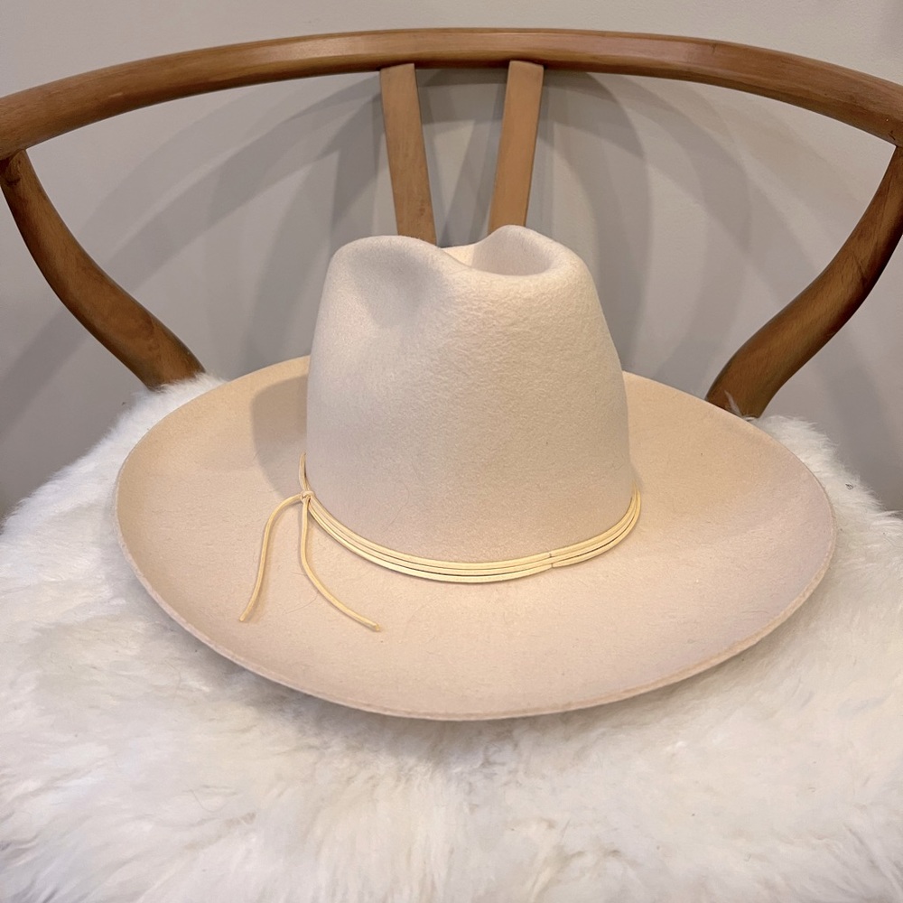 Lack of Color Goldfinger hat in Ivory